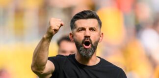 Miron Muslić (FC Schalke 04) jubelt nach dem Sieg. Er sieht eine neue Qualität. 