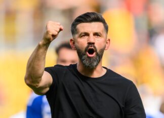 Miron Muslić (FC Schalke 04) jubelt nach dem Sieg. Er sieht eine neue Qualität. 