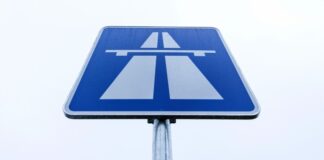 Eine Sperrung auf der A40 in Fahrtrichtung Duisburg steht an. (Symbolbild)