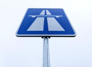 Eine Sperrung auf der A40 in Fahrtrichtung Duisburg steht an. (Symbolbild)