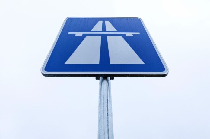 Eine Sperrung auf der A40 in Fahrtrichtung Duisburg steht an. (Symbolbild)