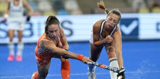 Sophia Schwabe (r) und die Niederländerin Lisa Post im Duell um den Ball.