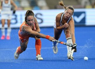 Sophia Schwabe (r) und die Niederländerin Lisa Post im Duell um den Ball.