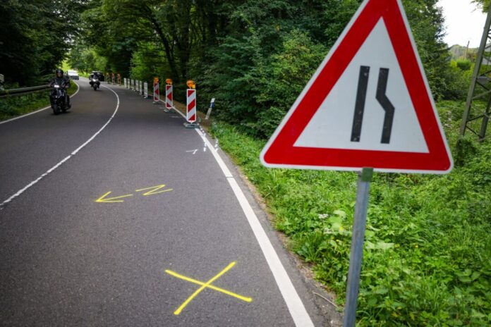 Gegen den 16-Jährigen wird wegen fahrlässiger Tötung, Gefährdung des Straßenverkehrs und Fahren ohne Fahrerlaubnis ermittelt.