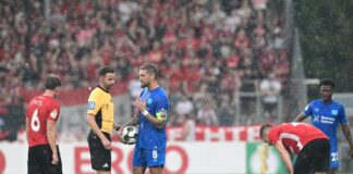 Schiedsrichter Michael Bacher hatte die Partie zeitweise unterbrochen.