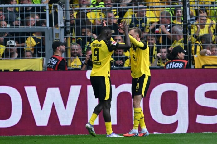 Serhou Guirassy bejubelt mit Sturmpartner Maximilian Beier seine Führung. 