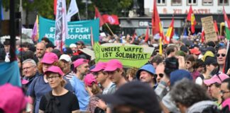 Die Teilnehmer hatten sich am Mittag am Heumarkt versammelt und zogen anschließend durch die Stadt.