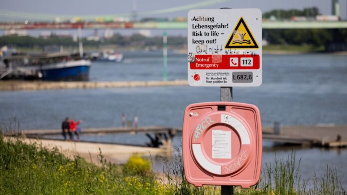 Lebensgefahr bei Schwimmen im Rhein Der beim Baden im Rhein bei Köln verunglückte Mann ist tot in Voerde am Niederrhein entdeckt worden