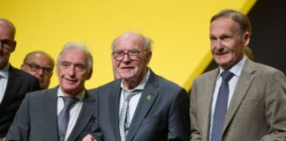 BVB-Präsident Lunow (l) macht den Weg für Watzke (r) frei. (Archivfoto)