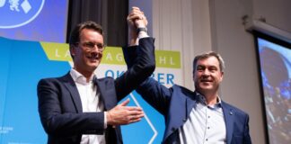 Hendrik Wüst (CDU) und Markus Söder (CSU) bei einer CSU-Wahlkampfveranstaltung 2023 in München. (Archivbild)
