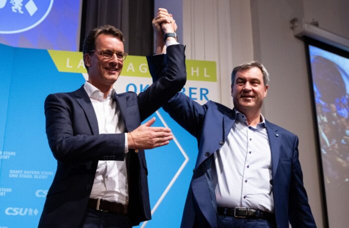 Hendrik Wüst (CDU) und Markus Söder (CSU) bei einer CSU-Wahlkampfveranstaltung 2023 in München. (Archivbild)