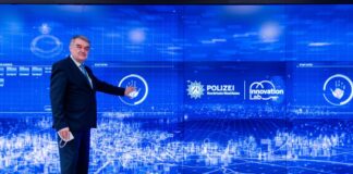 Innenminister Herbert Reul im "Innovation Lab" der Polizei, für die die Kaffeemaschine angeschafft wurde. (Archivfoto)