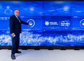 Innenminister Herbert Reul im "Innovation Lab" der Polizei, für die die Kaffeemaschine angeschafft wurde. (Archivfoto)