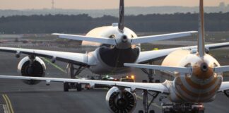 Lufthansa und Condor konkurrieren am Frankfurter Flughafen. 