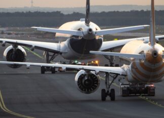 Lufthansa und Condor konkurrieren am Frankfurter Flughafen. 