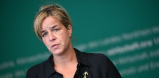 NRW-Wirtschaftsministerin Mona Neubaur (Grüne) hat die Castor-Transporte von Jülich nach Ahaus als herausfordernd bezeichnet.