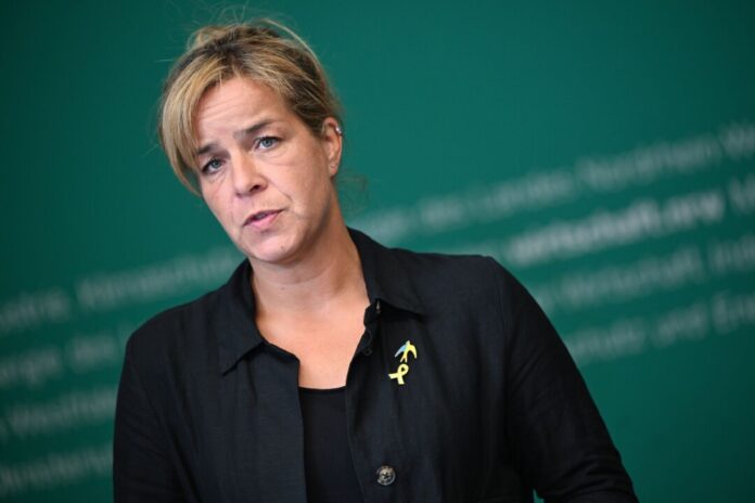 NRW-Wirtschaftsministerin Mona Neubaur (Grüne) hat die Castor-Transporte von Jülich nach Ahaus als herausfordernd bezeichnet.