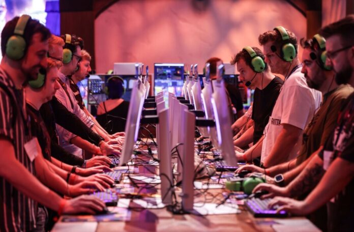 Neue Spiele testen wie hier bei der Gamescom 2024 - das ist auch bei der diesjährigen Gaming-Messe möglich. 