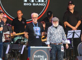 Bei einem Volksfest haben Tausende Menschen in Solingen der Opfer Terroranschlags vom 23. August 2024 gedacht. 