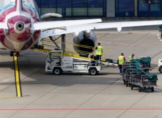 Zur Ferienhalbzeit werden viele Fluggäste an den Airports erwartet. (Archivbild)