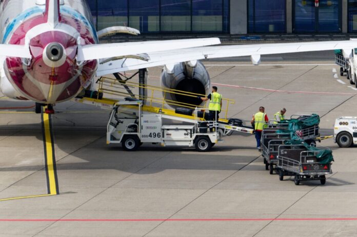 Zur Ferienhalbzeit werden viele Fluggäste an den Airports erwartet. (Archivbild)
