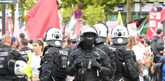 Die Demonstration wurde von einem großen Polizeiaufgebot begleitet.