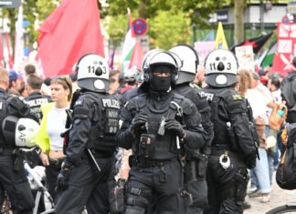 Die Demonstration wurde von einem großen Polizeiaufgebot begleitet.