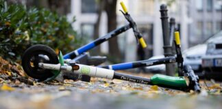 Ein E-Scooter-Fahrer ist in Euskirchen wegen massiven Fehlverhaltens aufgefallen. (Symbolbild)