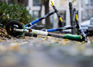 Ein E-Scooter-Fahrer ist in Euskirchen wegen massiven Fehlverhaltens aufgefallen. (Symbolbild)