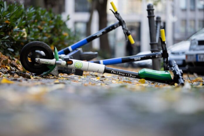 E-Scooter auf Gehweg Ein E-Scooter-Fahrer ist in Euskirchen wegen massiven Fehlverhaltens aufgefallen. (Symbolbild)