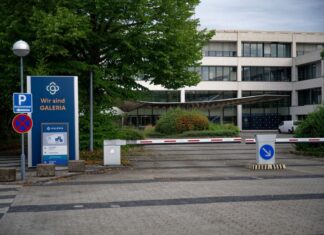 Zuletzt waren noch 690 Menschen in der Galeria-Verwaltung in Essen beschäftigt. In dem Bürokomplex arbeiteten in Hochzeiten rund 3.000 Menschen - für Karstadt, eines der Vorgängerunternehmen von Galeria.