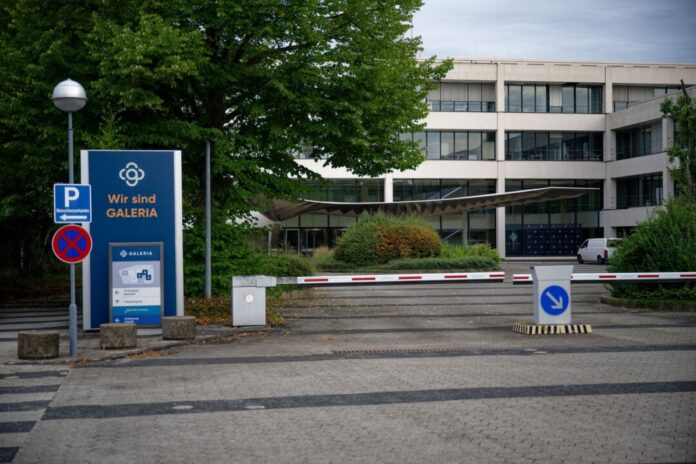 Zuletzt waren noch 690 Menschen in der Galeria-Verwaltung in Essen beschäftigt. In dem Bürokomplex arbeiteten in Hochzeiten rund 3.000 Menschen - für Karstadt, eines der Vorgängerunternehmen von Galeria.