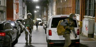Spezialeinsatzkräfte im Einsatz: In Wuppertal nahmen Beamte in der Nacht zu Montag einen Mann fest, der seine frühere Partnerin mit einem Messer bedroht haben soll.