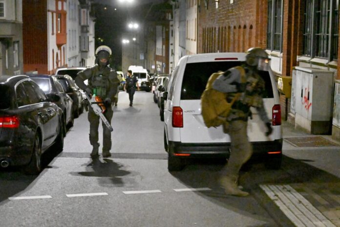 Spezialeinsatzkräfte im Einsatz: In Wuppertal nahmen Beamte in der Nacht zu Montag einen Mann fest, der seine frühere Partnerin mit einem Messer bedroht haben soll.