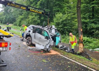 Nur noch Trümmer sind von einem Auto übrig, das am frühen Morgen südlich von Aachen gegen einen Baum geprallt ist.