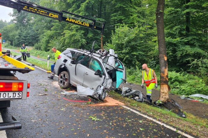 Nur noch Trümmer sind von einem Auto übrig, das am frühen Morgen südlich von Aachen gegen einen Baum geprallt ist.