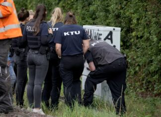 Die Spurensicherung ist im Einsatz nach einem zweiten Brandanschlag auf die Strecke Duisburg-Düsseldorf.
