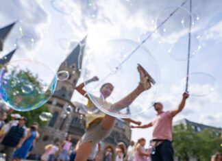 Die Menschen können sich auf ein sonniges und warmes Wochenende freuen.