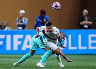 Der 19 Jahre alte Argentinier Claudio Echeverri (vorne) spielt kommende Saison für Bayer Leverkusen.