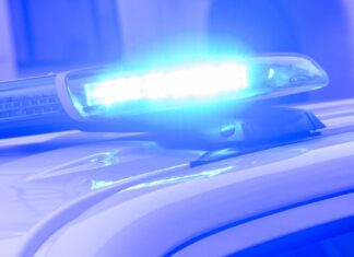 Ein 42-Jähriger wurde am Samstagabend von zwei noch unbekannten Angreifern mit einem Messer lebensgefährlich verletzt. (Symbolbild)