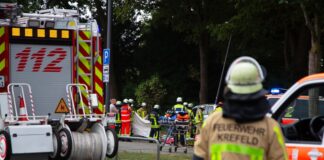 Die Feuerwehr ist mit einem Großaufgebot an Rettungskräften im Einsatz.