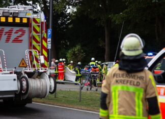 Die Feuerwehr ist mit einem Großaufgebot an Rettungskräften im Einsatz.