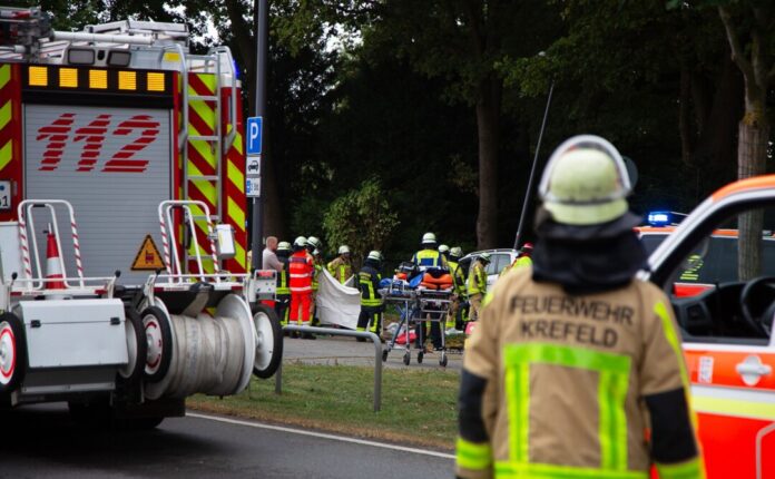 Die Feuerwehr ist mit einem Großaufgebot an Rettungskräften im Einsatz.