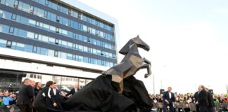 Vor Vereinslegenden und tausenden Fans wurde am Borussia-Park ein riesiges, bronzenes Fohlen enthüllt.