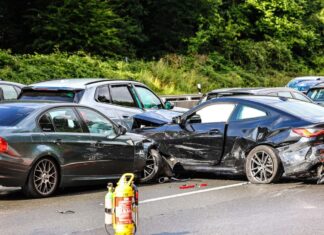 Auf der A1 bei Hagen sind 14 Fahrzeuge zusammengestoßen.