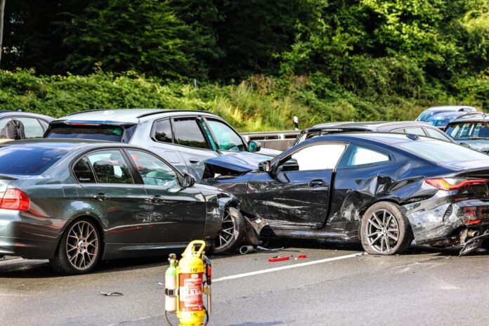 Auf der A1 bei Hagen sind 14 Fahrzeuge zusammengestoßen.