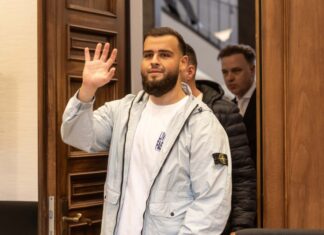 Nach einem milden Urteil im Strafprozess muss der Rapper nun noch in Ordnungshaft (Archivbild)