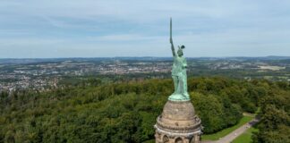 Blick per Drohne auf das Hermannsdenkmal, Deutschlands größte Statue, in den Höhen des Teutoburger Waldes