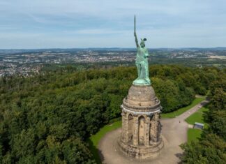 Blick per Drohne auf das Hermannsdenkmal, Deutschlands größte Statue, in den Höhen des Teutoburger Waldes