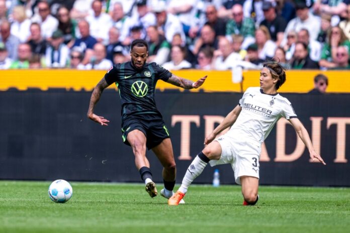Ko Itakura (r) spielt in der kommenden Saison nicht mehr für Borussia Mönchengladbach.